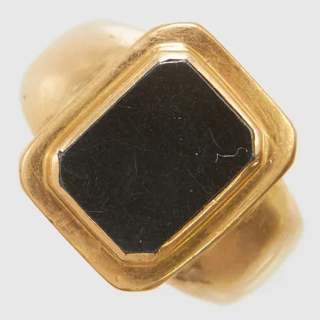 Klackring med hematitimitation, stl:18½, bredd 3-17mm, skev skena, skadad fattning, år 1955, svenska stämplar, 18K Brv: 7,6g Vikt: 7,6 g