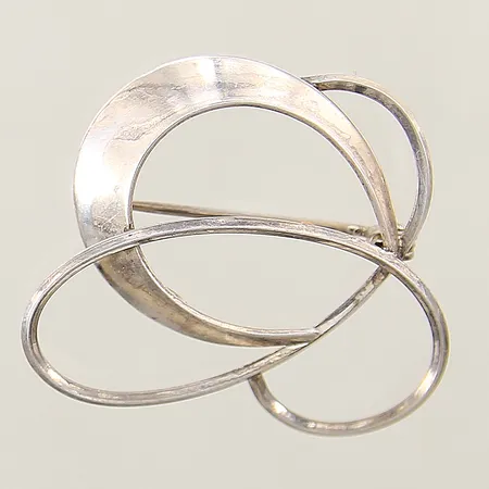 Brosch med genombruten dekor 23x32mm silver 835/1000 Vikt: 2,9 g