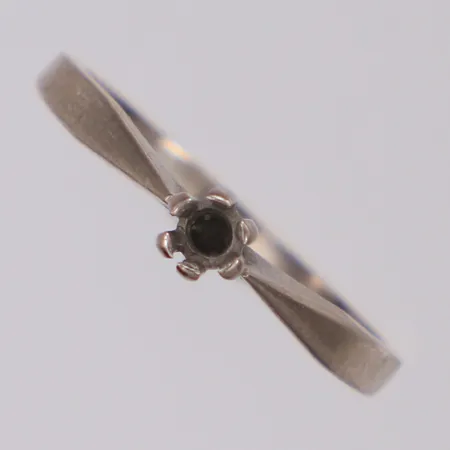 Ring stl 15¾ bredd 3,7mm vitguld, sten saknas, 18K  Vikt: 1,8 g