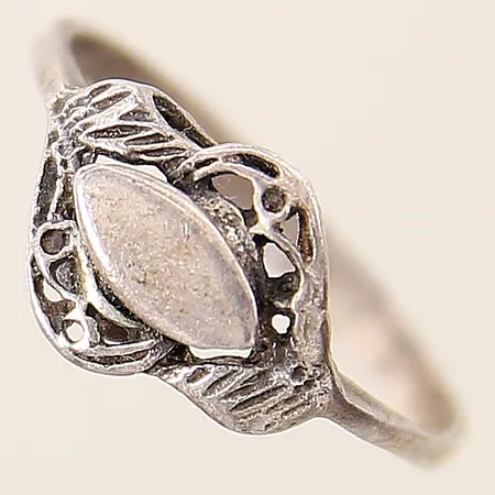 Ring med dekor stl:17 bredd 2,2-9,2mm något otydlig stämpel silver 900/1000 Vikt: 1,2 g