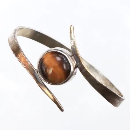 Armring med tigeröga, Ø55mm, bredd: 5,5-30mm, Victor Janson Guldvaru Ab Lindesberg år 1976, 830/1000 silver. Vikt: 16,7 g