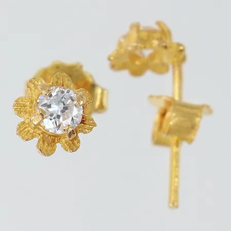 Ett par örhängen med vita stenar Ø7mm, sneda 18K.  Vikt: 1,6 g