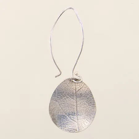 Udda örhänge "Leaf" Drakenberg Sjölin 50x19mm skevt stift silver 925/1000 Vikt: 2,6 g