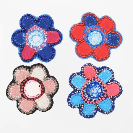 Fyra virkade brosch med broderade stenar 