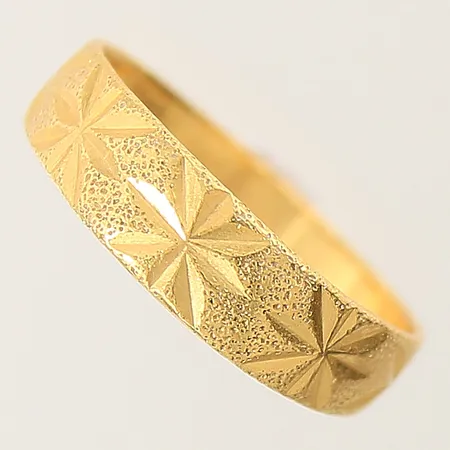 Ring med dekor thaiguld stl:18 bredd 3-5mm något skev 23K  Vikt: 3,8 g