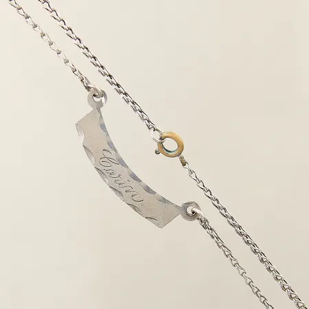 Kedja med integrerat hänge längd 41cm bredd 1,6mm skev, lås i oädel metall, gravyr silver 925/1000  Vikt: 4,8 g
