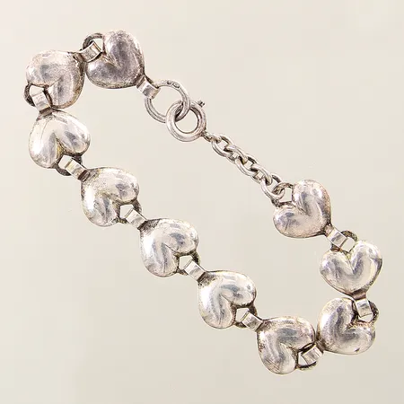 Armband med integrerade berlocker i form av hjärtan längd 16cm bredd 11mm silver 925/1000 Vikt: 6,6 g