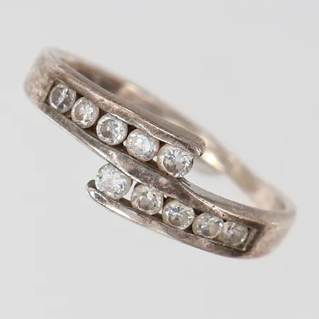 Ring med vita stenar, stl 16¾, bredd ca 1,5-6,5mm, skev, silver 925/1000.  Vikt: 2,1 g