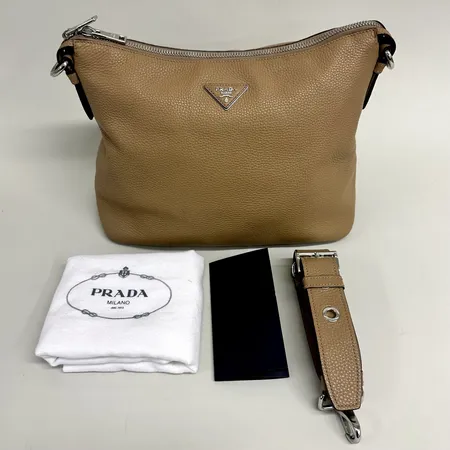 Väska, Prada Vitello Daino Hobo, 38x26x16, avtagbar axelrem, doublezip, färg: cognac, grained kalvskinn, tygfoder med logoprint, detaljer i vitmetall, made in Italy år 2015, dustbag 