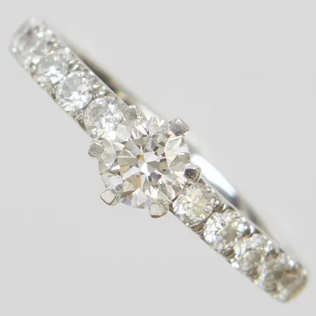 Ring med diamanter GHA,1x ca 0,35ct, TW(G)/SI2, 10xca 0,04ct, stl:16, bredd 2-5,5mm, Platina 950/1000 Vikt: 4,3g Vikt: 4,3 g