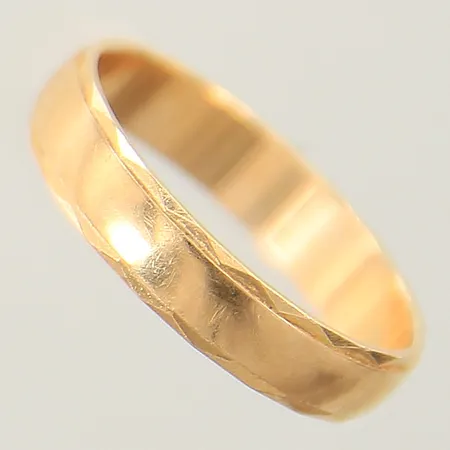 Ring med dekor stl:17½ bredd 4mm gravyr 18K Vikt: 2,9 g