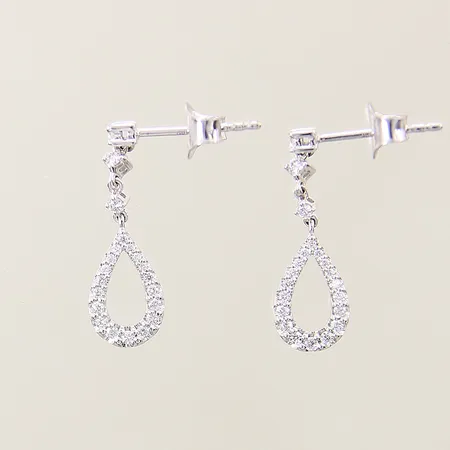 Örhängen droppformade med diamanter 20 x ca 0,0025ct 16 x ca 0,01ct 8 x ca 0,01ct GHA 20x6,6mm vitguld 18K Vikt: 2 g