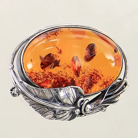 Brosch med bärnsten 42x33mm bärnsten med nagg silver 925/1000 Vikt: 13,5 g