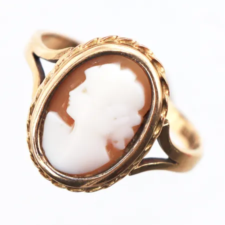 Ring med kamé, stl: 19½, bredd:2,4-16,8mm, gravyr, 18K Vikt: 3,5 g