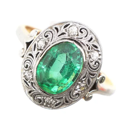 Ring med grön sten och små diamanter, stl: 17½, bredd1,7-15,7mm, vitguld, 18K Vikt: 4,4 g