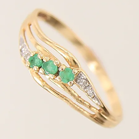 Ring med diamanter 4 x ca 0,005ct samt smaragder GFAB stl:17¼, bredd 1-6mm, skev skena 18K  Vikt: 1,3 g
