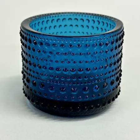 Ljuslykta Kastehelmi Oiva Toikka Iittala, höjd 6,5cm, Ø7,5cm, blått glas, stearinrester, bruksskick