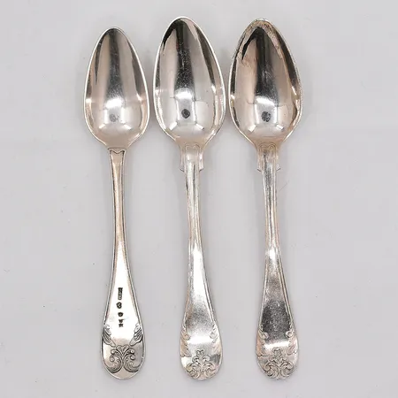 3 kaffeskedar längd 13-13,5cm olika modeller gravyrer, 830/1000 silver Vikt: 43,1 g