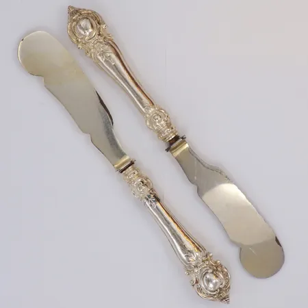 2 smörknivar längd 20cm, fyllda skaft, blad i nysilver, bucklor 833/1000 silver. Bruttovikt 79,5g Vikt: 79,5 g