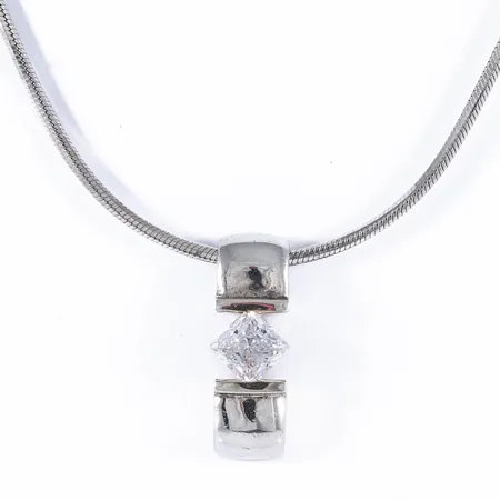 Collier Catwalk kantik Ormlänk 42cm, bredd 1,4mm och hänge med vit sten (cz), silver 925/1000 8,5g.