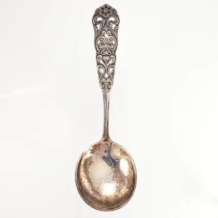 Uppläggningssked 16cm blomsterdekor, Thorvald Marthinsen Sølvvarefabrikk, Norge, 830/1000 Silver Vikt: 35,6 g