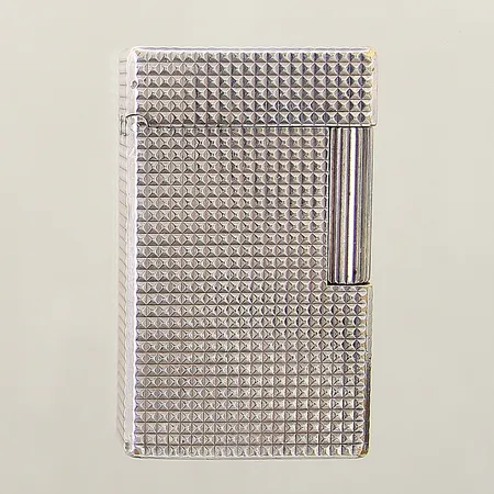 Tändare St Dupont numrerad: R8CB18 höjd ca 6cm vitmetall made in France, fungerar vid test, bruksslitage, repig, del saknas undertill, inga tillbehör 