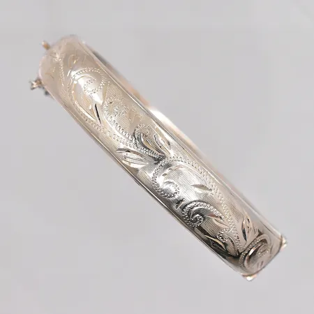 Stelt armband med graverad dekor av bladverk öppningsbar 60x55mm bredd 12,5mm Birmingham, England, säkerhetskedja 925/1000 silver Vikt: 20,7 g