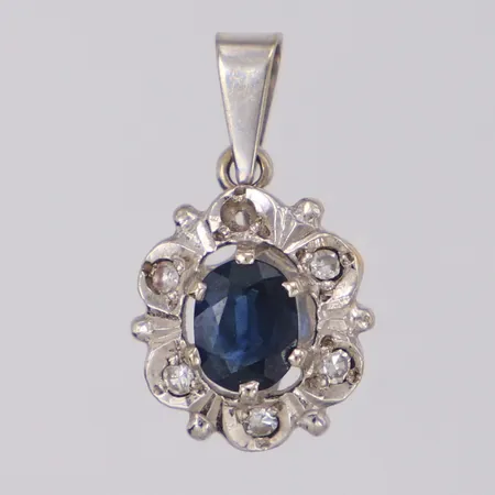 Hänge med blå sten och briljantslipade diamanter 5xca 0,005ct, längd 16,3mm, bredd 9,2mm, en diamant saknas, vitguld, 18K  Vikt: 1 g