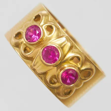 Ring med syntetiska rubiner, stl:17, bredd 9mm, importstämpel, gravyr, sliten skena, 18K Vikt: 4,1g Vikt: 4,1 g