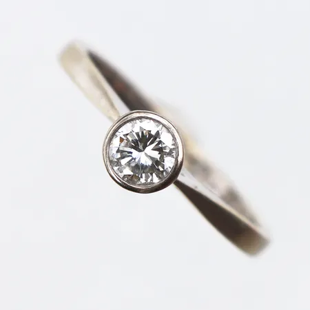 Ring med diamant 0,34ct enligt gravyr, srl:16½, bredd:1,8mm, vitguld 18K. Vikt: 2,4 g