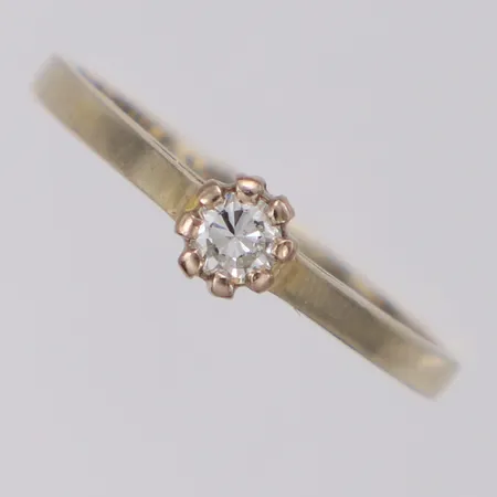 Ring med briljantslipad diamant 1xca 0,10ct stl 16½ bredd 4,4mm vitguld 18K  Vikt: 2 g
