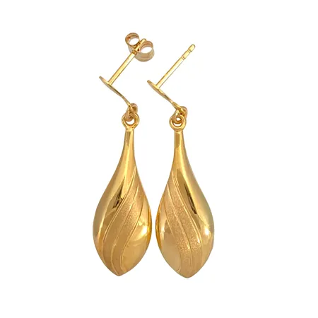 Örhängen, 18K guld, matterad dekor, örhängenas storlek 9,5 x 35 mm, en plopp saknas, fint skick Vikt: 2,2 g