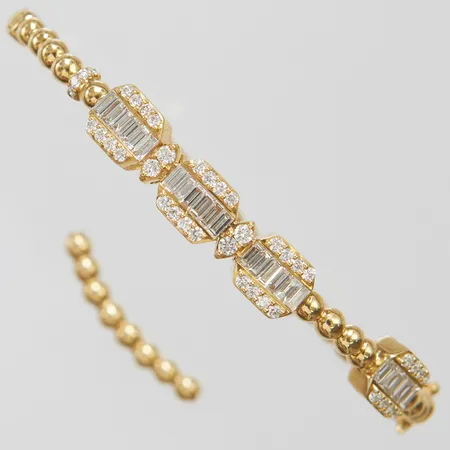 Armband, defekt, 24 x ca baguetteslipade diamanter, 4 x ca 0,02ct, 32 x ca 0,01ct, 4 x ca 0,005ct, ca 20% av diamanterna möjligen syntetiska, ostämplad, 18k Vikt: 15,7g Vikt: 15,7 g