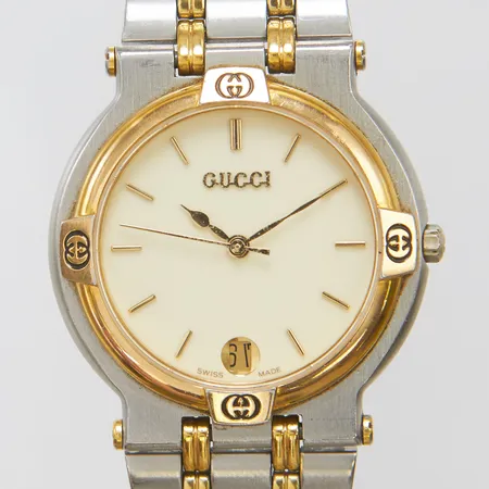 Damur Gucci 9000M stål/guldpläterad quartz 32mm, serienr 0106761, datum, stållänk 19,5cm, behov av batteribyte, inga tillbehör. 