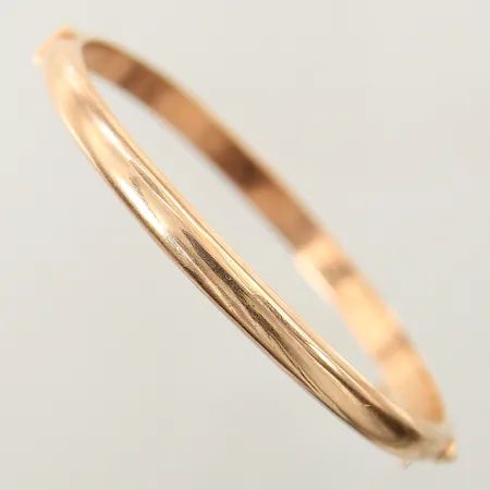 Stelt armband Ø61mm bredd 5,1mm säkerhetskedja gravyr smärre buckla 14K Vikt: 7,2 g