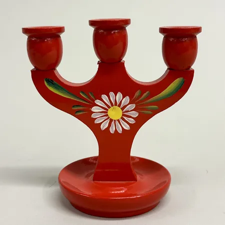 Trearmad ljusstake i bemålat trä, höjd ca 11cm, bredd ca 10cm, stearinrester