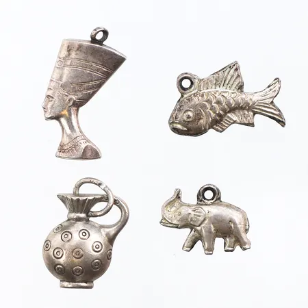 Fyra hängen, 830-835/1000 silver. Vikt: 4,7 g