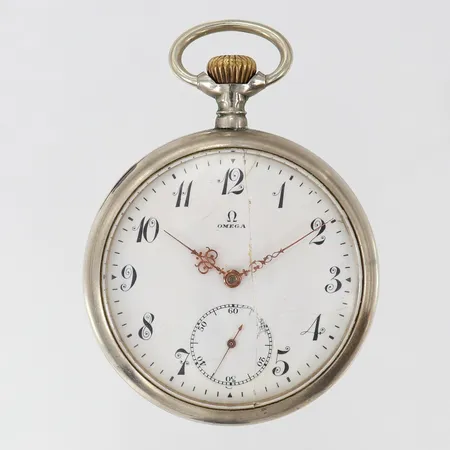 Fickur Omega manuell liten sekundvisare boett-nr: 4664202 innerboett i metall spricka i glas vitmetall. 