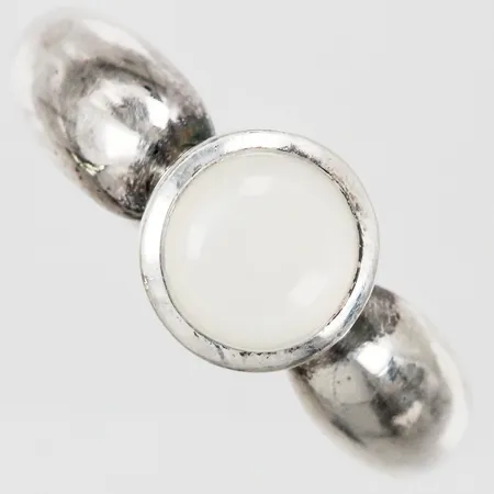 Ring med vit sten Chanti stl: ca 15¾ bredd: ca 2-6mm silver 925/1000 Vikt: 4,3 g