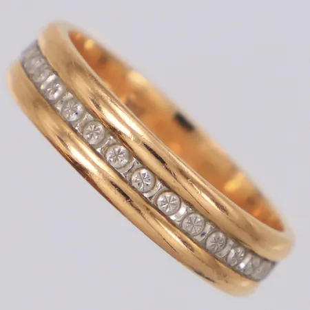 Ring stl:16½, gravyr, 18K Vikt: 4,4 g