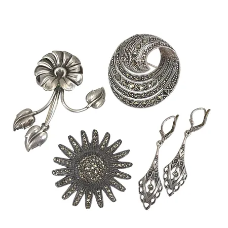 Silversmycken 830-925/1000, broscher & örhängen, ett par, markasiter (samtliga stenar i behåll), brosch största mått 51x36 mm, örhängen längd 42,5 mm, tillverkare bl.a. GFAB (Guldfynd) Vikt: 27,8 g
