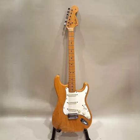 Elgitarr Fender Stratocaster 68 reissue Japan ca 1996, serie-nr:V021505, stötskador, bakplatta saknas, lös svajarm, mjukt fodral Skickas med Bussgods eller PostNord