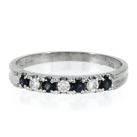 Ring med fyra blå safirer och 3 x ca 0,03ct diamanter stl:18 bredd 1,7-3mm, slitna safirer, 18K 2,0g.