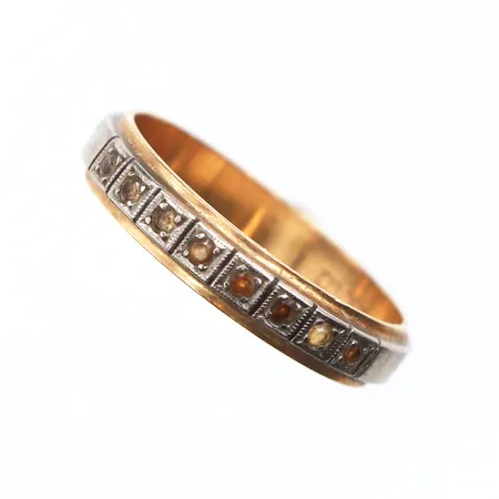 Ring med röda och vita spineller, Stl:18, bredd: 4,2mm, vitguld/gulguld, 18K Vikt: 3,6 g