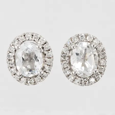 Ett par örhängen med vita stenar och diamanter ca 36x0,001ct GHA längd: ca 1,5cm bredd: ca 7mm vitguld 18K  Vikt: 1,8 g