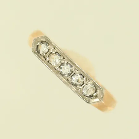 Ring tvåfärgad med 5 vita stenar, stl 17¾ bredd 3-4mm, graverad, 14K 2,5g totalt