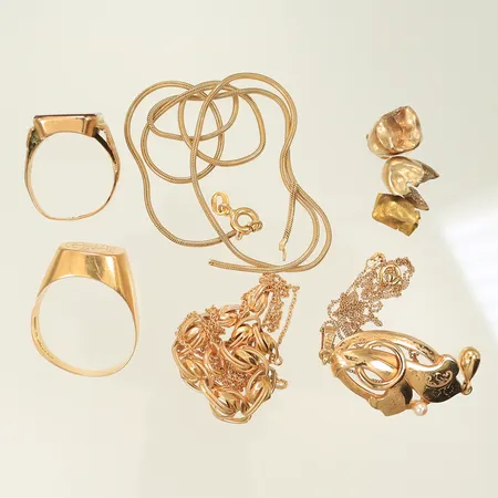Tandguld, 4 halskedjor, Hänge med pärla, Ring, Ring med sten, trassel/defekter/gravyrer, 18K 31,7g totalt.