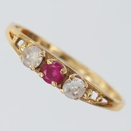 Ring med stenar stl 16¾, bredd ca 1-3mm, 18K Vikt: 1,4 g