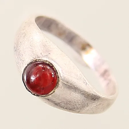 Ring med röd sten stl:15¼ bredd 2,5-7,6mm något skev skena silver 835/1000  Vikt: 1,8 g