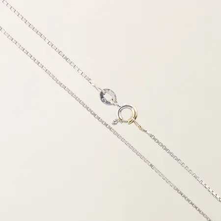 Kedja Venezia längd 39,5cm bredd 1,1mm, vitguld, ojämnheter, behov av omrodiering 18K  Vikt: 2,8 g